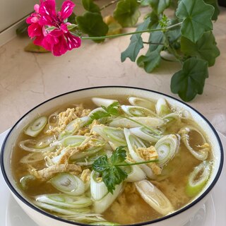 玉子たっぷりタラとネギとサラダチキンのカレースープ